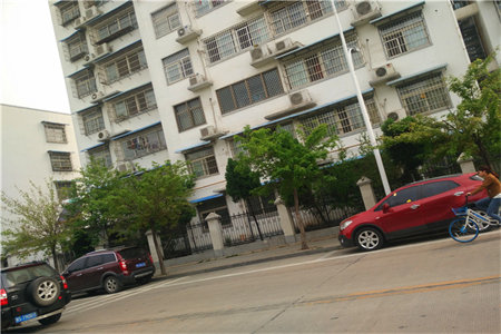 高级中学家属院3室2厅1卫58万68m2简单装修诚意出售